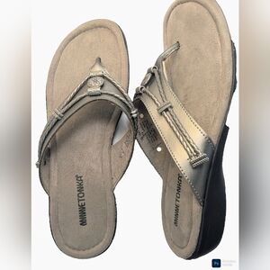 Minnetonka Medallion Silver Thong Leather Sandals Womens Size 10
